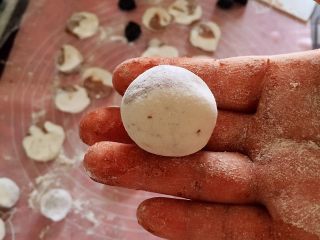 16、雨花石汤圆,面皮底部包住馅料，用手慢慢推面皮，最后使面皮包住整个馅料，用双手手心轻轻揉搓使汤圆变圆