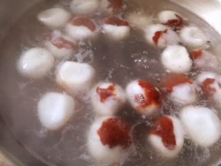 18、雨花石汤圆,锅中烧开水，放入汤圆，煮至汤圆浮起，再煮一分钟即可捞出