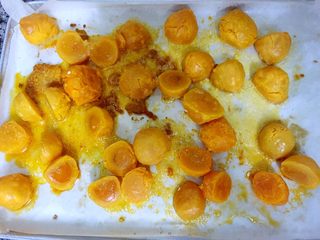 3、广式绿豆沙蛋黄月饼＋#中秋食饼记#,我用的是50g的月饼模具，整个蛋黄加上绿豆沙太大了，所以蛋黄对半切开，放烤箱150度烤3分钟左右，晾凉备用。