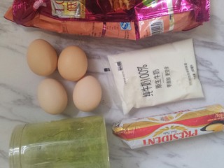 1、薄如蝉翼的抹茶千层,准备好所有材料,鸡蛋牛奶要常温,面粉过筛两遍