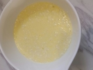 2、薄如蝉翼的抹茶千层,鸡蛋+牛奶混合均匀,筛入所有分类搅拌