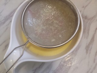 3、薄如蝉翼的抹茶千层,至少过筛三次,至无颗粒状态