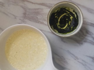 4、薄如蝉翼的抹茶千层,黄油隔水融化,加入抹茶粉拌匀,倒入稍许面糊搅匀,然后再倒入剩余面糊中搅匀