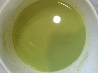 5、薄如蝉翼的抹茶千层,做好的面糊盖保鲜膜放冰箱冷藏过夜