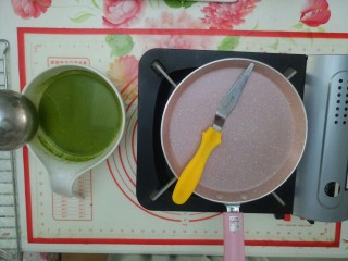 6、薄如蝉翼的抹茶千层,准备一个平底锅,一个小抹刀(可以随便用你手边的任何工具代替),面糊提前一刻钟拿出来,平底锅预热至60度左右,摊饼前要把面糊搅匀