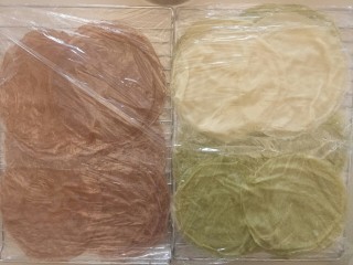 9、薄如蝉翼的抹茶千层,所有饼皮做好后都要拿保鲜膜包好防止变干