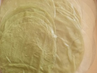 11、薄如蝉翼的抹茶千层,切好的饼皮错开放到烤盘上,表面要盖保鲜膜