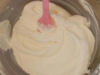 12、薄如蝉翼的抹茶千层,淡奶油打至六分发,抹面的状态,因为饼皮很薄,所以淡奶油会用很多,很多,扎心了老铁