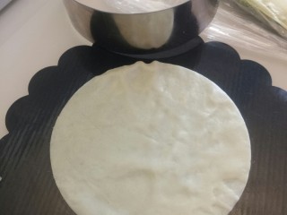 10、薄如蝉翼的抹茶千层,追求完美的宝宝可以用慕斯圈把饼皮的边缘切掉,立马精神百倍,有木有