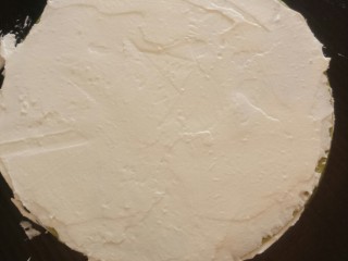 13、薄如蝉翼的抹茶千层,每层饼皮上都抹一层薄薄的奶油,用抹刀抹平,再铺下一层,以此类推,一个完成的千层大概需要27_30张可丽饼