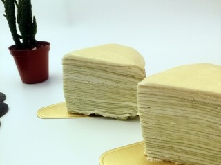 14、薄如蝉翼的抹茶千层,做好的千层放冰箱冷藏两小时以上,然后就可以拿出来切块儿,看,是不是很薄很薄很美很美呢