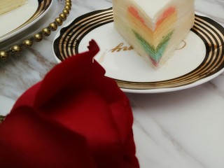 17、薄如蝉翼的抹茶千层,当然,如果你有充足的时间和耐心还可以做成能切出彩虹心的千层