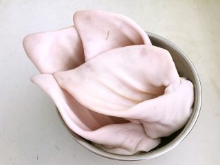 1、红油猪耳,猪耳朵清洗干净