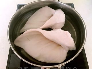 2、红油猪耳,锅里加入冷水，放入猪耳朵，水开后煮五分钟