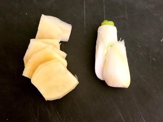 4、红油猪耳,鲜姜切成小片，大葱切成段