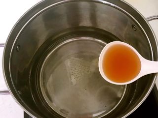 7、红油猪耳,锅里加入冷水，加入1勺料酒