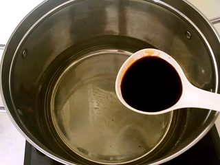 8、红油猪耳,加入生抽1勺