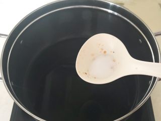 11、红油猪耳,精盐5克，加入白糖半勺