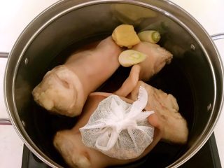 13、红油猪耳,加入干料包，加入葱段和姜片