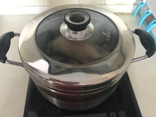 14、红油猪耳,盖上锅盖大火烧开后小火慢烧40分钟