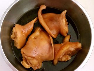 15、红油猪耳,猪耳酱好了，继续放入锅中浸泡1小时