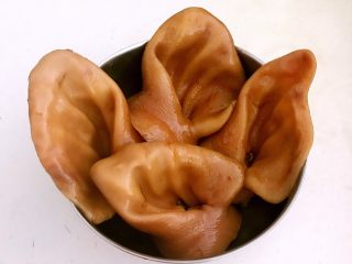 16、红油猪耳,猪耳凉透后捞出来