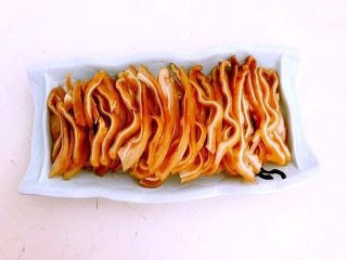 17、红油猪耳,把猪耳切成丝，放入盘中