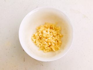 18、红油猪耳,蒜瓣切成末