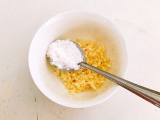 19、红油猪耳,加入1勺白糖