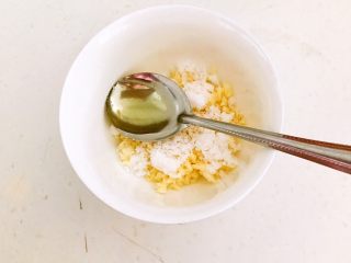 20、红油猪耳,加入半勺芥末油