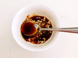 23、红油猪耳,加入1勺生抽