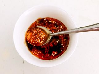 24、红油猪耳,加入3勺红辣油，调匀，碗汁做好了