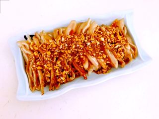 25、红油猪耳,把碗汁浇到猪耳上即可