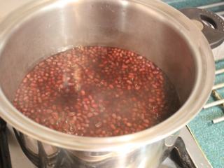 4、红豆饭,将4杯清水和红豆再放入锅中，煮滚后盖盖转小火，大约再煮40分钟。