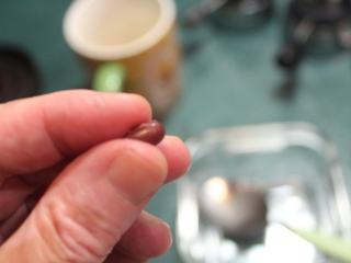 5、红豆饭,煮到红豆稍稍用力就可捏碎但表皮还是完整的就可以了。通常是不把红豆煮破，这是不吉利的。将红豆和汤汁分开放凉备用。