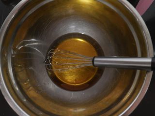 1、莲蓉肉松月饼,将转化糖浆、枧水、花生油混合均匀。一定要充分混合均匀