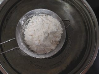2、莲蓉肉松月饼,将中粉过筛到盆子里