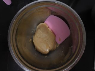 3、莲蓉肉松月饼,用刮板 以翻拌的方式进行混合它。直到混合到看不见干粉为止 然后用手捏成团即可,切记千万不要过度搅拌