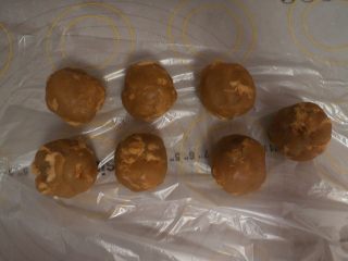 6、莲蓉肉松月饼,混合好后 以每45克为一个剂子,分割好它。然后盖上保鲜膜备用