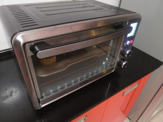 11、莲蓉肉松月饼,所以的都弄好之后,将月饼送入烤箱中层,185度上下火 烤7分钟。入烤箱之前记得给月饼表面喷上一点水