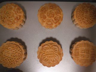 13、莲蓉肉松月饼,烤好的月饼 刚出炉还是硬邦邦的哦 而且颜色也不大好看,这时候要等月饼凉透了 密封起来 等个两三天回油后 就可以吃了。