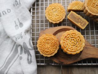 15、莲蓉肉松月饼,好吃