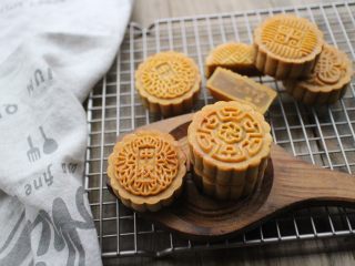 16、莲蓉肉松月饼,比外面的香多了