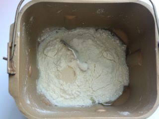 1、鸡肉蔬菜披萨,将披萨皮的所有材料放入面包桶里，酵母放在最上面，面粉挖个洞放入酵母再用面粉盖住