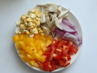 5、鸡肉蔬菜披萨,黄色甜椒、红色甜椒、洋葱、洗净切丁，蘑菇切成薄片