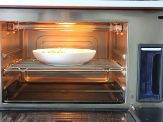 7、鸡肉蔬菜披萨,把蔬菜先放烤箱里的中层，烤箱里的水箱装好水，开启纯蒸功能115度10分钟就好