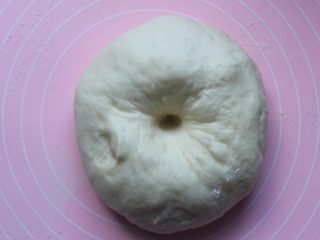 9、鸡肉蔬菜披萨,待面团发酵至2倍大时，用手指戳个洞，洞不回缩不塌即可