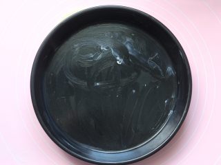 11、鸡肉蔬菜披萨,烤盘提前先用黄油涂摸全盘，因为烤盘不是防粘的，所以要涂油防止披萨沾盘