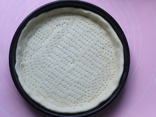 13、鸡肉蔬菜披萨,整理好的面皮，用叉子在表面叉洞，防止在烘烤时底下面皮鼓起来没法排热气