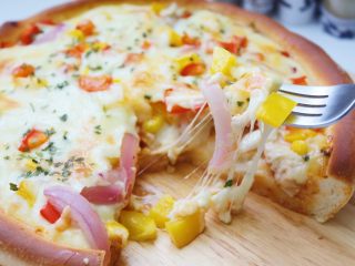 20、鸡肉蔬菜披萨,出炉后即可切块开吃了，披萨要趁热吃才好吃